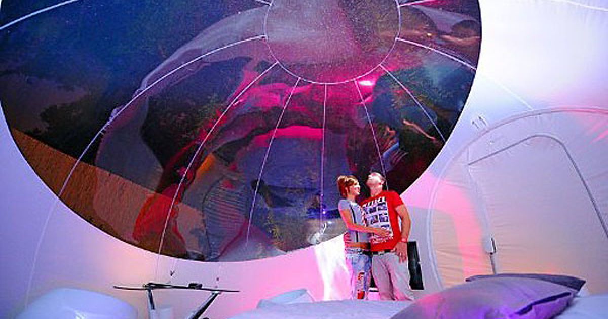 Франція, Рубе. Відвідувачі "номера-бульбашки" в парку міста Рубе у північній Франції. Гігантські "кімнати-бульбашки", виготовлені з переробленого пластика, тиск в яких підтримують спеціальні пристрої, планують здавати як номери в готелі просто неба. / © AFP