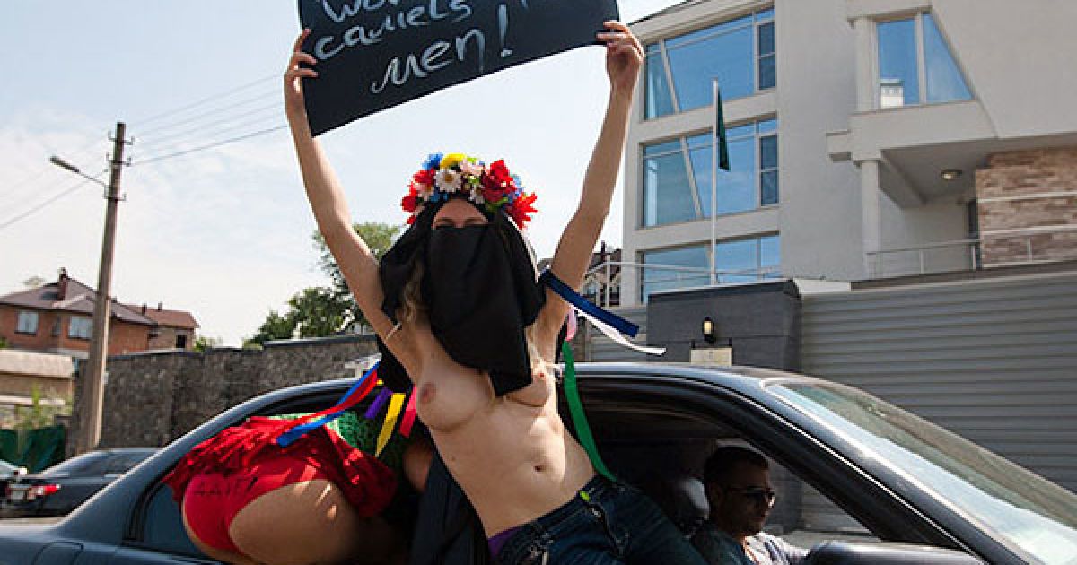Кортеж протесту з топлес-активістками руху FEMEN заблокував посольство Саудівської Аравії на знак солідарності з жінками, яким заборонили сідати за кермо автомобіля. / © Жіночий рух FEMEN