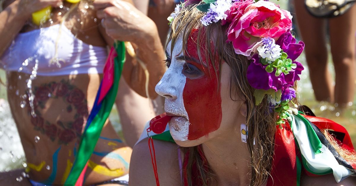 Жіночий рух FEMEN провів на Майдані Незалежності в Києві акцію протесту у фонтані "Євромийка-2012".