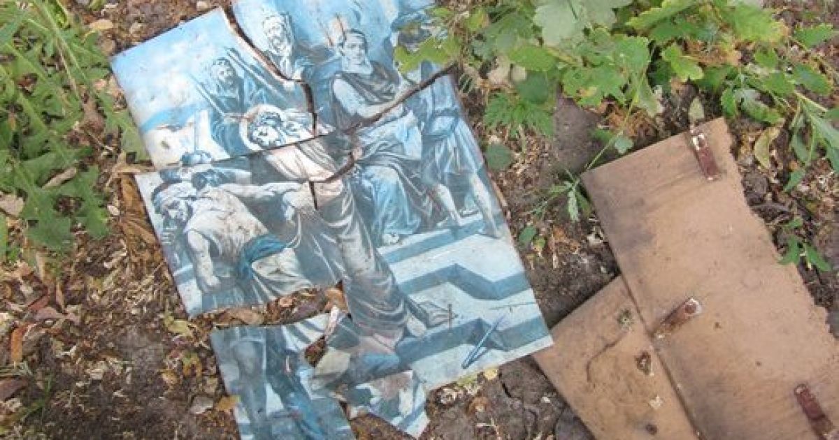 Невідомі спиляли п&#039;ятиметровий хрест вагою 200 кг, встановлений під Аскольдовою могилою, та кинули його на місці. / © Volodymyr Kukhar | Facebook