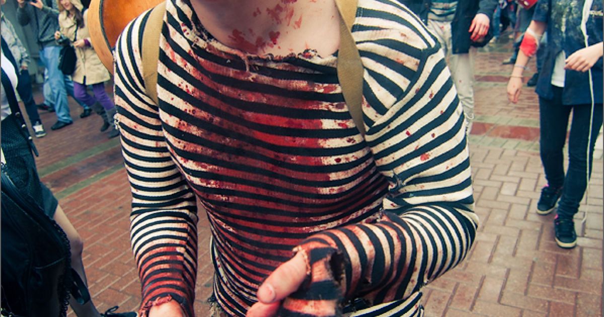 Кілька сотень молодих людей у костюмах "живих мерців" спробували провести традиційний зомбі-флешмоб на Старому Арбаті / © taek.livejournal.com