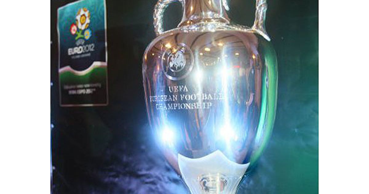 У Львові відбулась презентація головного трофею чемпіонату Європи з футболу Євро-2012 &mdash; Кубка УЄФА / © УНІАН