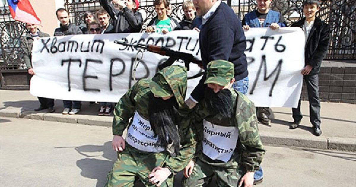 Росія, Москва. Члени прокремлівської молодіжної організації "Молода Росія" влаштували перед посольством Фінляндії у Москві акцію з вимогами зупинити "підтримку ісламських терористів на Північному Кавказі". / © AFP