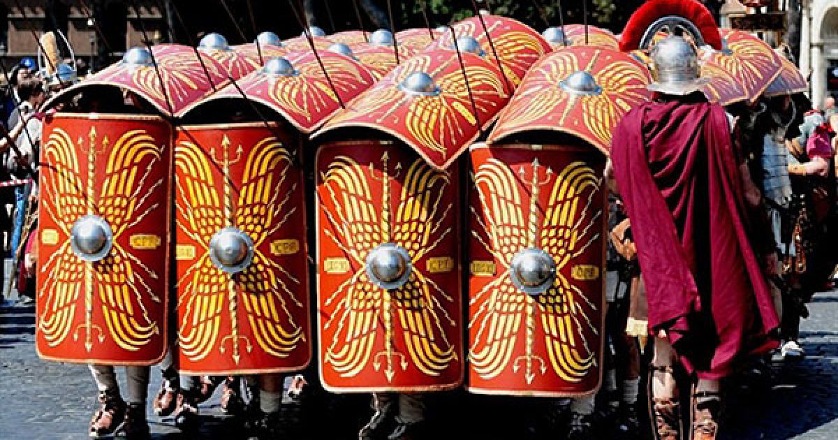 Італія, Рим. Люди в костюмах солдатів стародавнього Риму беруть участь у параді на честь річниці легендарного заснування Риму. Легенда свідчить, що Рим був заснований братами-близнюками Ромулом і Ремом 21 квітня у 753 році до нашої ери. / © AFP