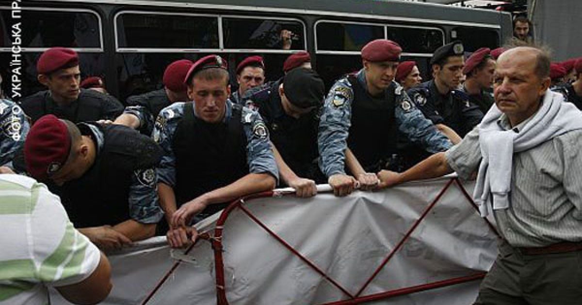 Близько 20 автобусів з правоохоронцями поставили вздовж Хрещатика. / © Українська правда