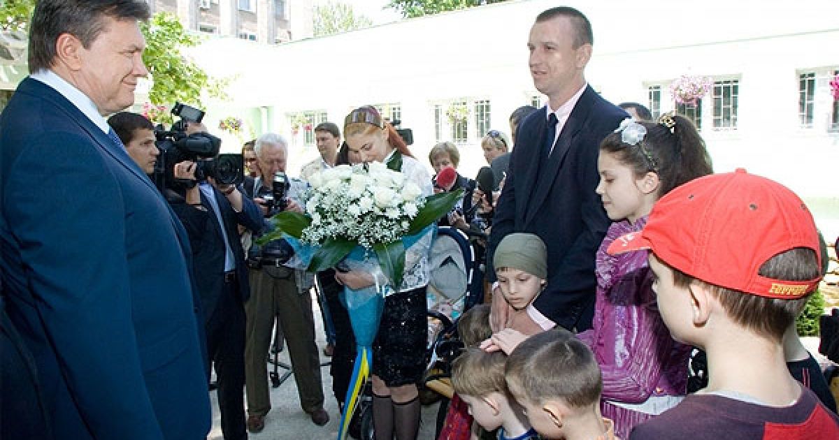 Президент побажав цій родині сімейного щастя та подарував дітям солодощі й фрукти. / © President.gov.ua