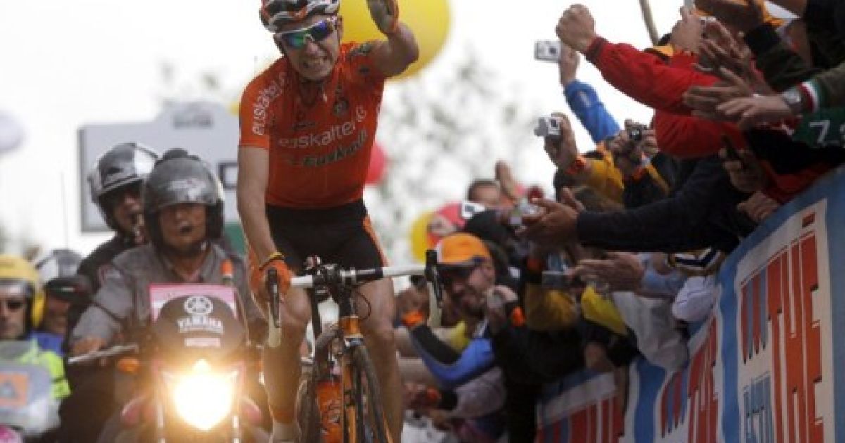 Італія, Монте Зонколан. Іспанський велогонщик Ігор Антон Еускатель-Еускаді святкує перемогу після перетину фінішної лінії під час 14-го етапу 94-ої велогонки "Тур Італія". / © AFP