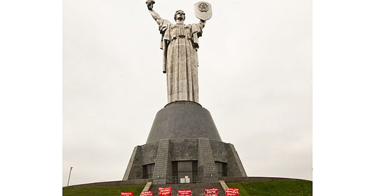 Жіночий рух FEMEN присвятив Дню Перемоги топлес-акцію "Батьківщина-мати, навчи перемагати!" / © Жіночий рух FEMEN