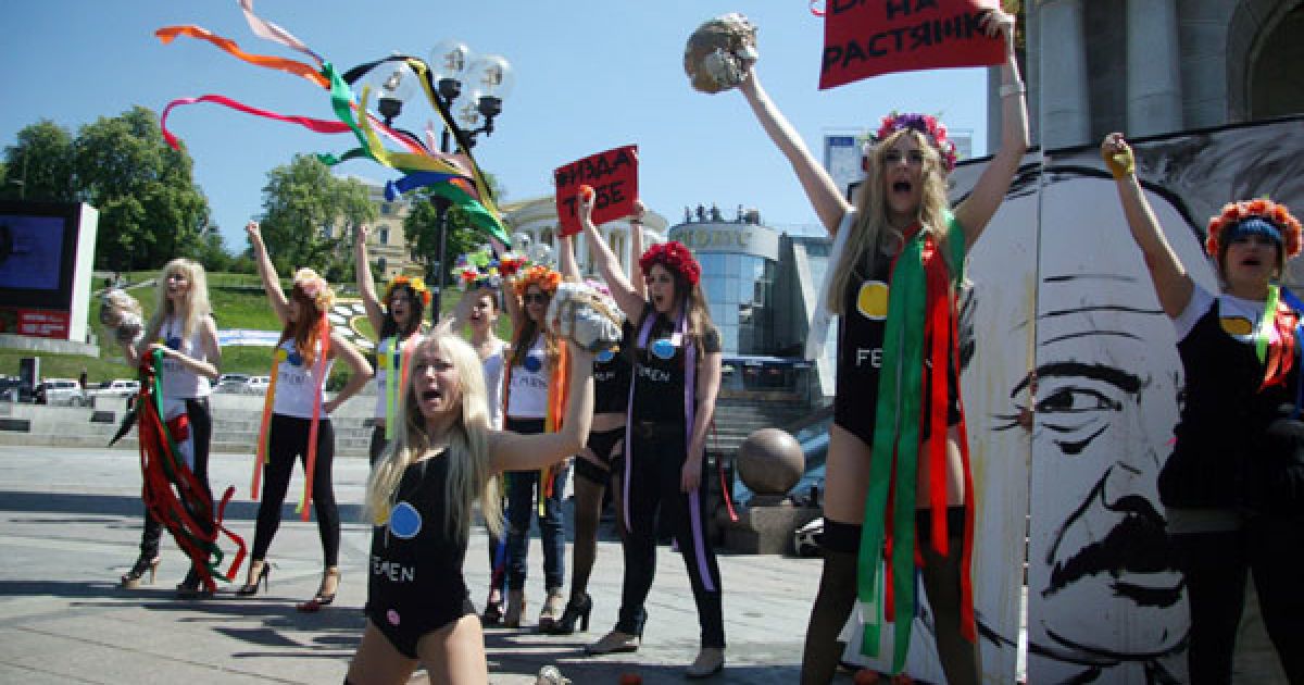 Активістки жіночого руху FEMEN провели на Майдані Незалежності в Києві акцію "Рогатки до бою!" на підтримку жертв "кривавої неділі" в Білорусі. / © Жіночий рух FEMEN