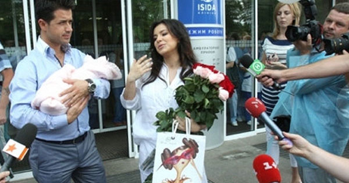 Співачку і молоду маму Ані Лорак з дочкою Софією виписали з пологового будинку / © Сегодня