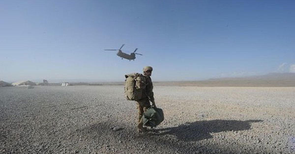 Афганістан, Шарано. Американський солдат йде до вертоліта Chinook, який сідає на передовій оперативній базі (FOB) Шарано в провінції Пактіка. В країні триває процес передачі контролю від іноземців афганським силам безпеки. / © AFP