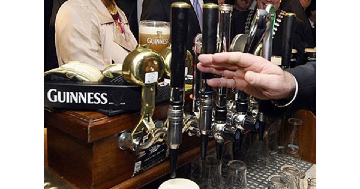 Барак Обама з дружиною Мішель скуштували пива Guinness в одному з двох пабів Монігалла. / © AFP