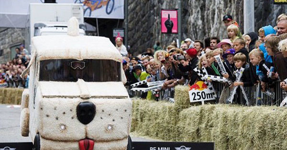 В Стокгольмі провели перегони на саморобних "мильницях" Stockholm Red Bull Soapbox 2011. / © AFP