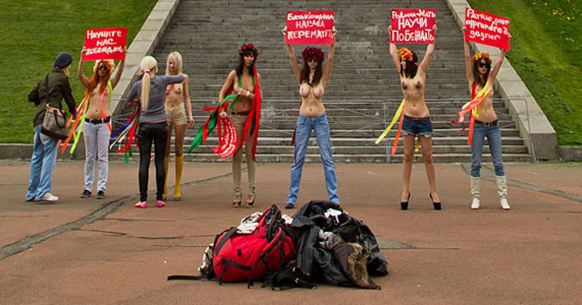 Жіночий рух FEMEN присвятив Дню Перемоги топлес-акцію "Батьківщина-мати, навчи перемагати!" / © Жіночий рух FEMEN