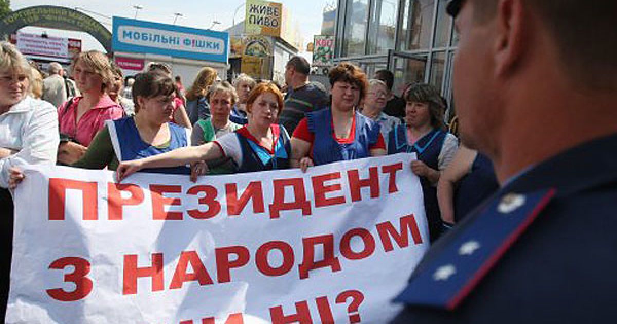 Підприємці почали чинити опір міліції, закидали правоохоронців яйцями та спробували взяти штурмом ринок, через що 12 осіб були затримані. / © УНІАН