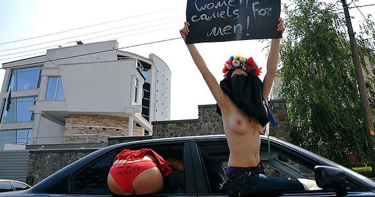 Жіночий рух FEMEN провів в Києві топлес-акцію протесту "Дай дорогу!". / © Жіночий рух FEMEN