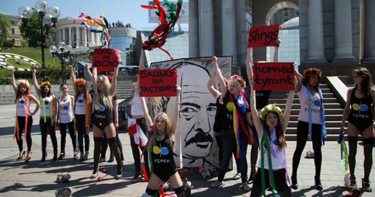 Дівчата з руху FEMEN у відвертих позах "рогаток" закидали яйцями і помідорами портрет президента Білорусі Олександра Лукашенка. / © Жіночий рух FEMEN