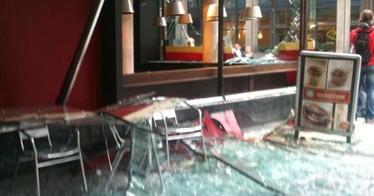 В результаті вибуху поруч з урядовою будівлею в столиці Норвегії Осло загинули семеро людей, 15 отримали поранення. / © NRK