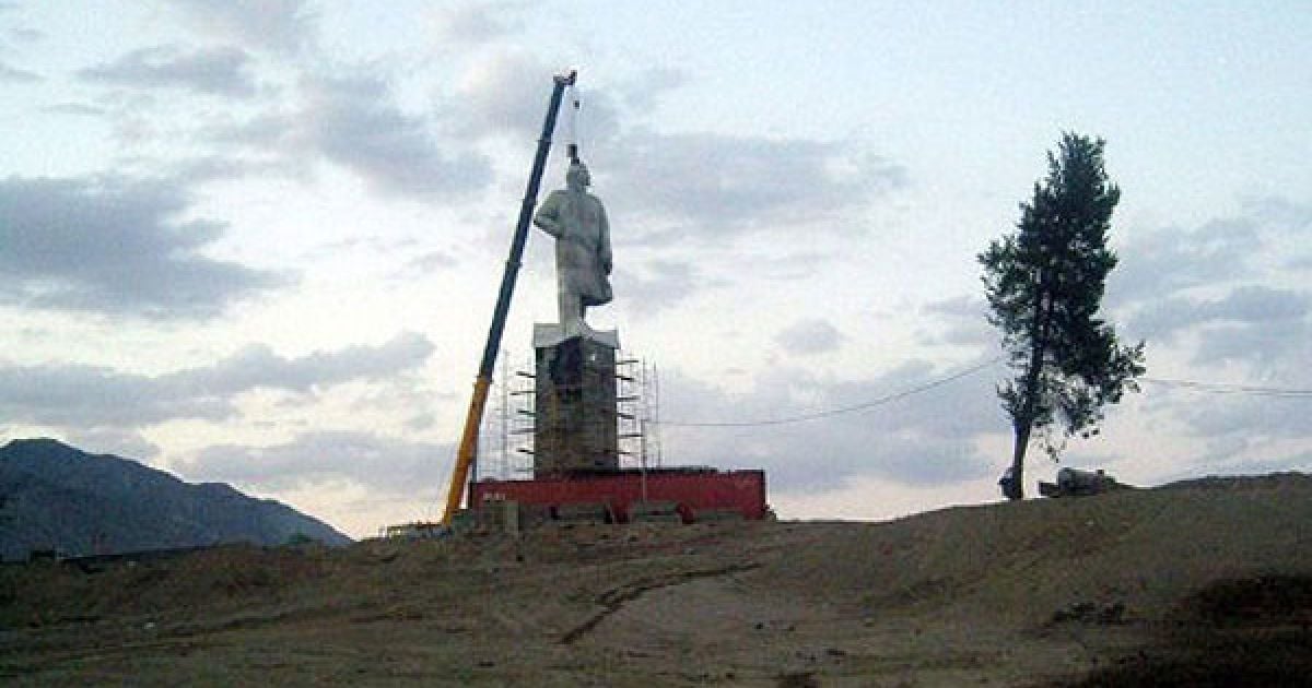 Таджикистан, Худжанд. 12,5-метрову статую Володимира Леніна знімають з п&#039;єдесталу в другому за величиною місті Таджикистану Худжанд. Найвища в Центральній Азії статуя Леніна буде переміщена в парк на околиці міста. / © AFP