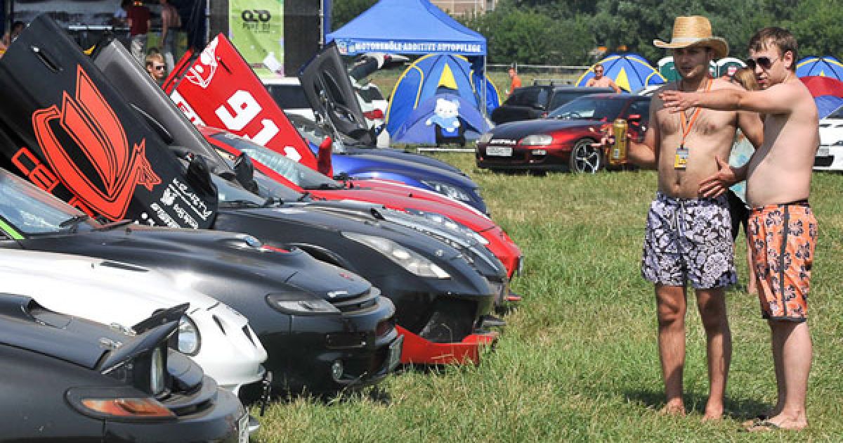 На московському аеродромі Тушино провели 15-те ювілейне автошоу "Автоекзотика-2011" / © LJ aleshru