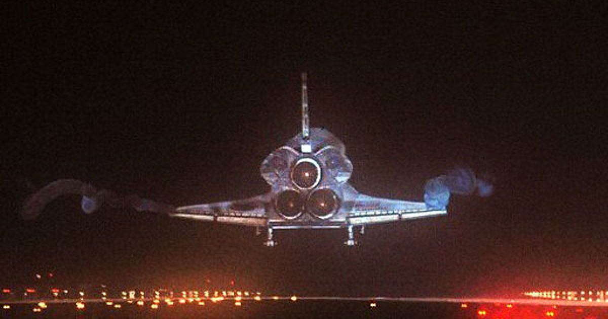 США, космічний центр Кеннеді. Космічний човник Atlantis після виконання останньої 13-денної місії приземляється у космічному центрі Кеннеді, Флорида. Цей політ човника Atlantis завершив 30-річну програму космічних човників у США. / © AFP