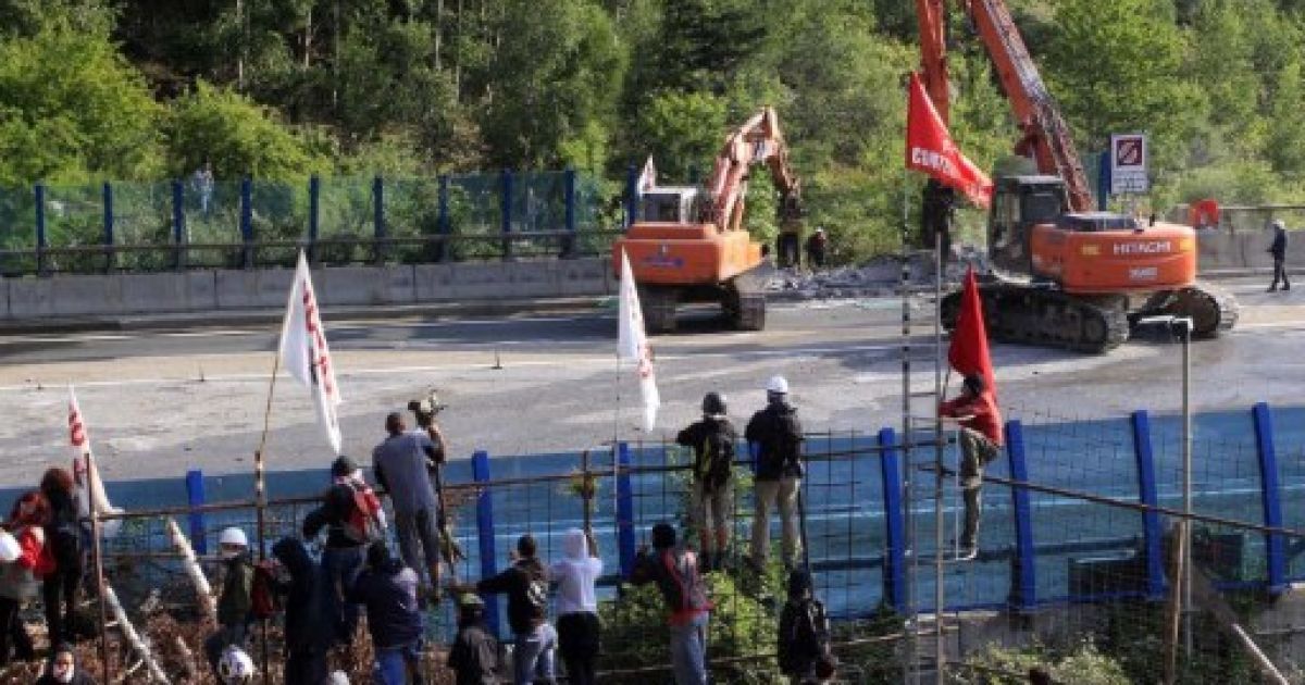 Сотні італійців, протестуючи проти будівництва залізниці, побилися з поліцією / © AFP