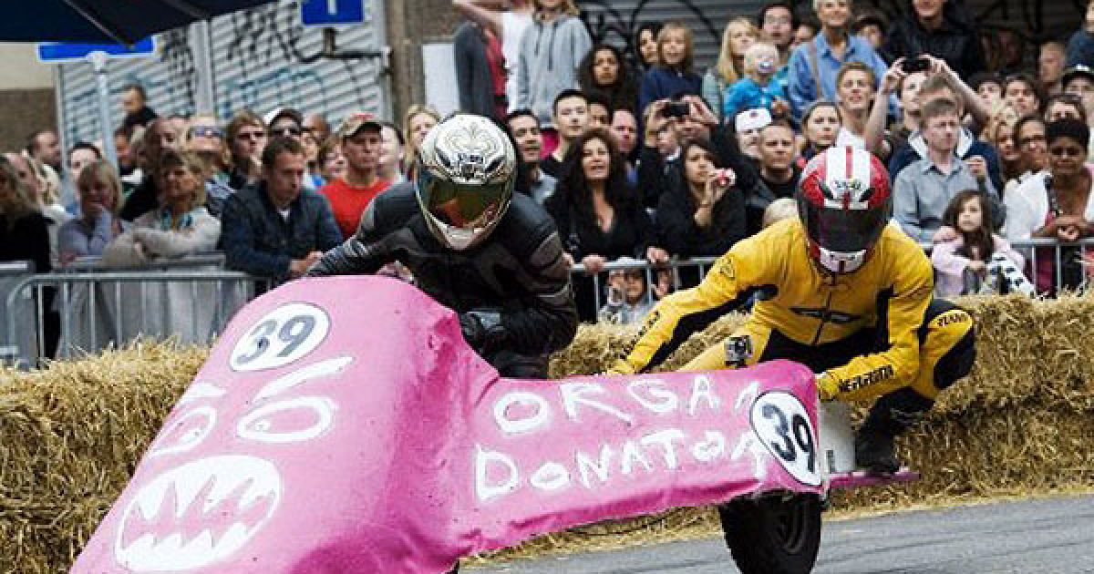 В Стокгольмі провели перегони на саморобних "мильницях" Stockholm Red Bull Soapbox 2011. / © AFP