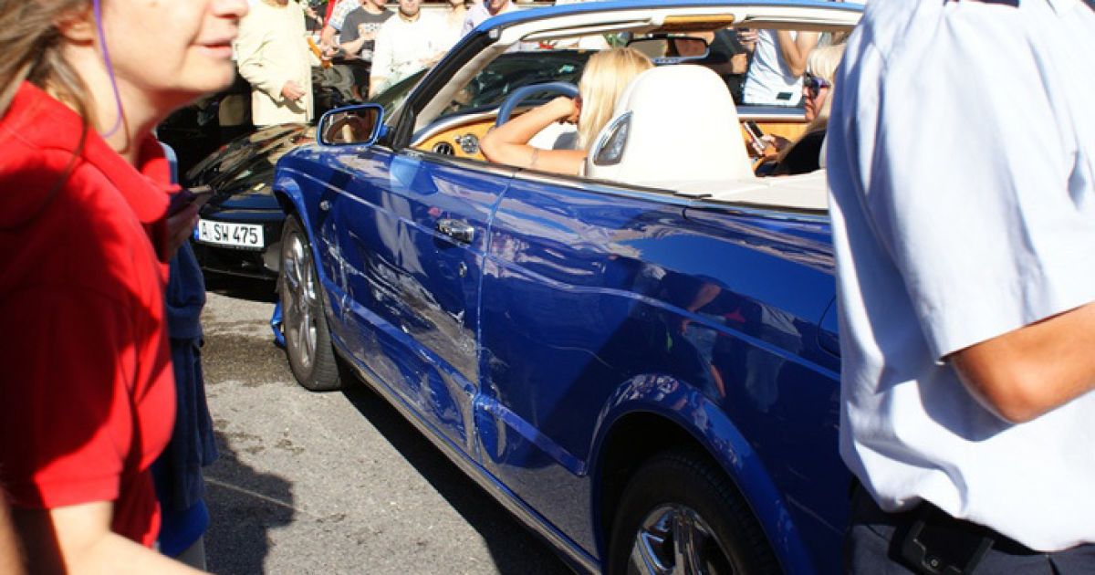 В Монако Дівчина за кермом Bentley переплутала педалі і врізалась в Aston Martin, а потім в Mercedes, Ferrari і Porsche. Фото dr.cat з місця подій / © forum.onliner.by