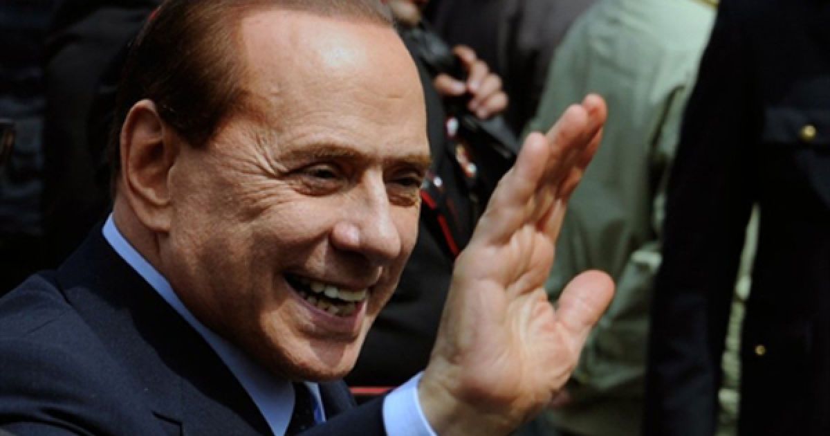 Італія, Мілан. Прем&rsquo;єр-міністр Італії Сильвіо Берлусконі вітається зі своїми прихильниками після завершення слухання за звинуваченням у фінансовому шахрайстві та зловживанні довірою. / © AFP