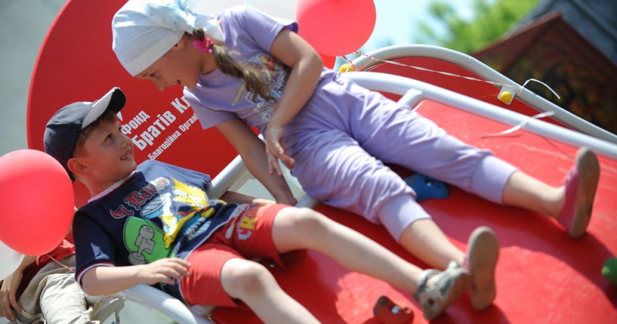 З нагоди Міжнародного дня захисту дітей Віталій Кличко відкрив у місті Березань перший з 12 дитячих спортмайданчиків програми "Клич друзів &ndash; граймо разом!" / © www.klitschko.com
