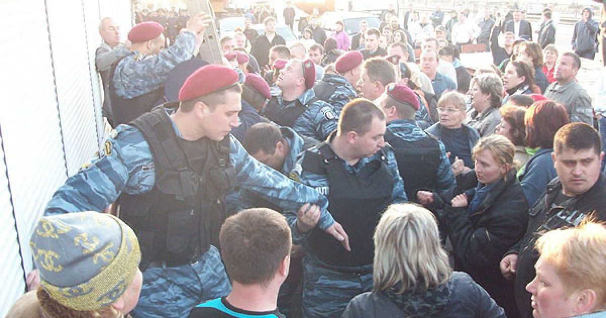 Вранці 16 травня у Києві почався демонтаж торговельних кіосків біля станції метро "Лісова". / © Майдан