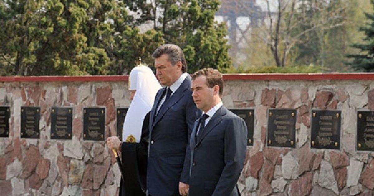 Віктор Янукович та Дмитро Мєдвєдєв відвідали меморіальний комплекс "Зірка Полин"