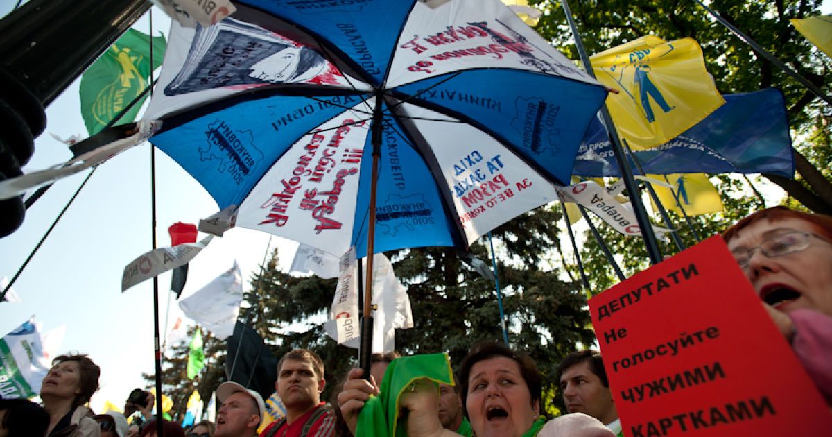У Весняному марші протесту, який організувала опозиція біля Верховної ради беруть участь близько 3500 тисяч осіб.