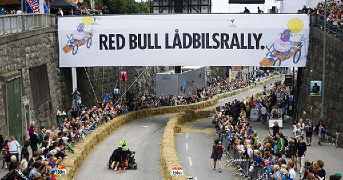 В Стокгольмі провели перегони на саморобних "мильницях" Stockholm Red Bull Soapbox 2011. / © AFP