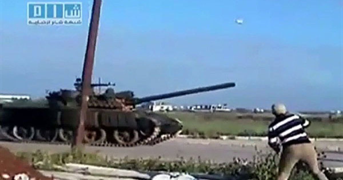 Сирія, Дараа. Кадри з відео каналу AFPTV: сирійській чоловік кидає каміння у танки, які ввели до міста Дараа. Під час захвату міста військами загинули щонайменше 25 осіб. / © AFP
