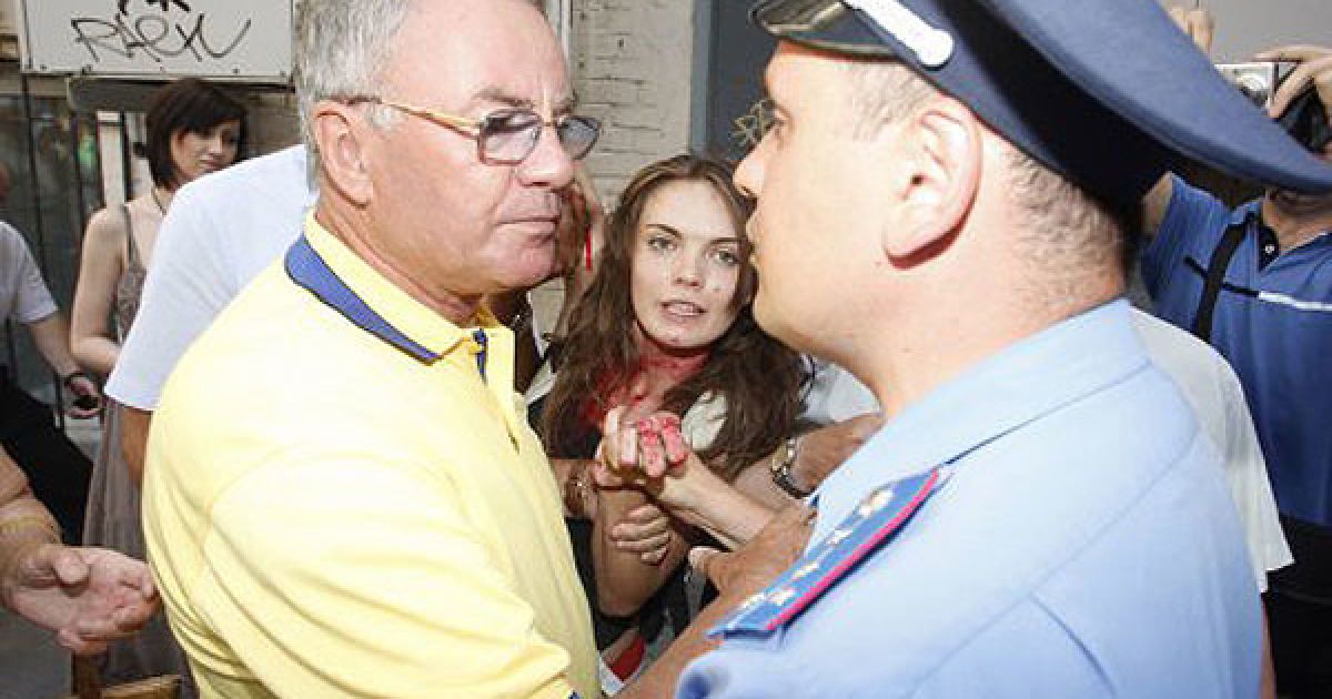 Народний депутат від БЮТ Володимир Яворівський захищав дівчат від міліціонерів, які спробували затримати феміністок.