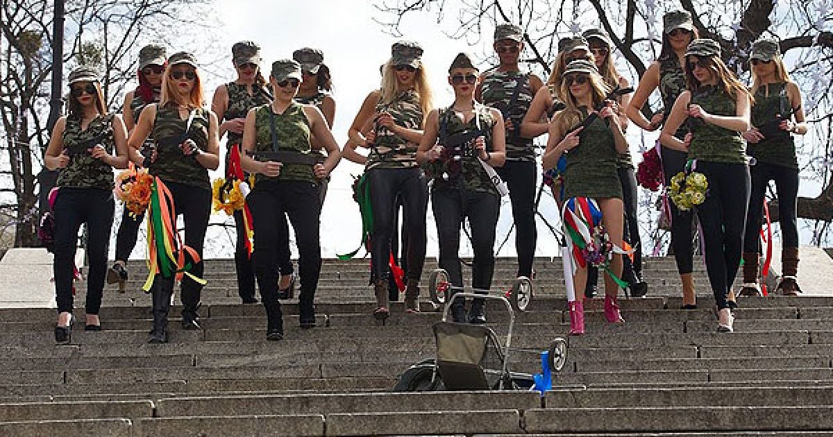Рух FEMEN присвятив акцію "Фашизофренія" у Києві Міжнародному дню визволення в&#039;язнів фашистських концтаборів. / © Жіночий рух FEMEN