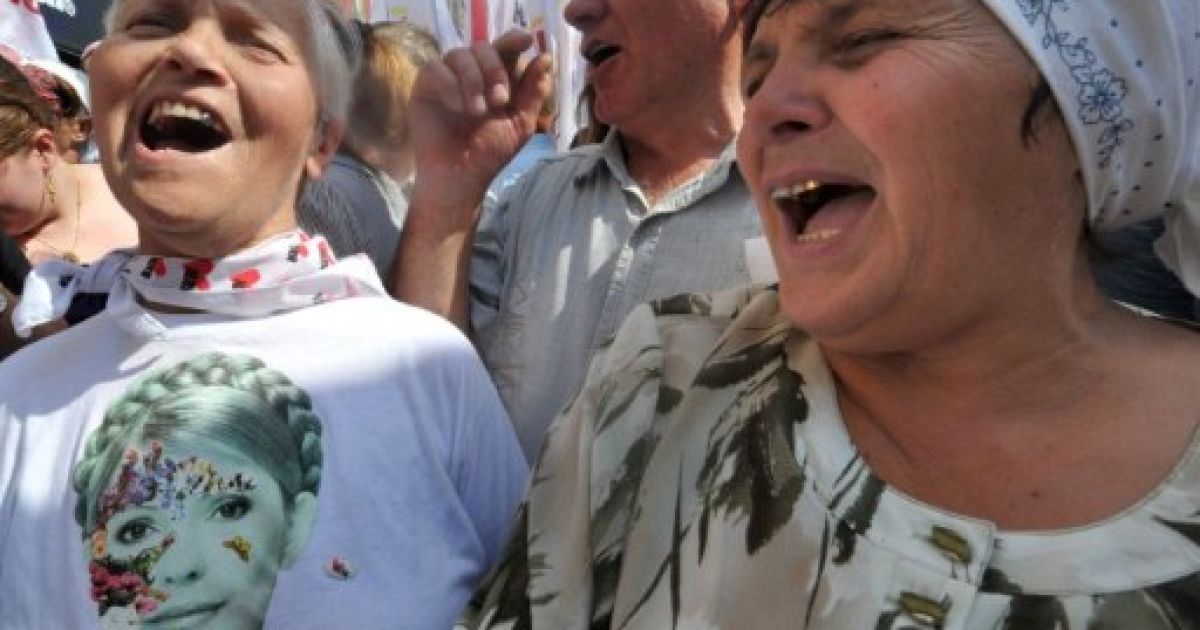 Перед Печерським судом в Києві, де слухається газова справа Тимошенко, зібралися тисячі прибічників екс-прем&#039;єра. / © AFP
