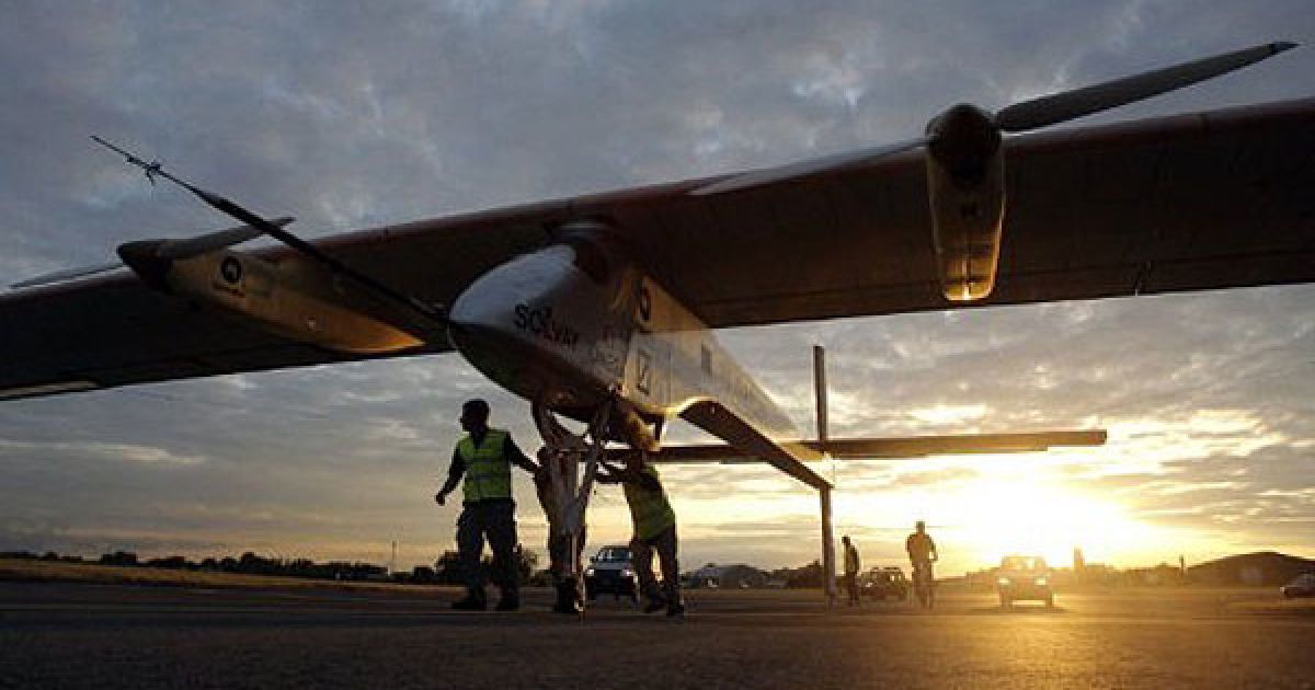 Франція, Ле-Бурже. Члени екіпажу швейцарського літака Solar Impulse, який працює виключно на сонячній енергії, прибули до аеропорту Ле-Бурже під Парижем для участі у Міжнародному Паризькому авіасалоні. / © AFP
