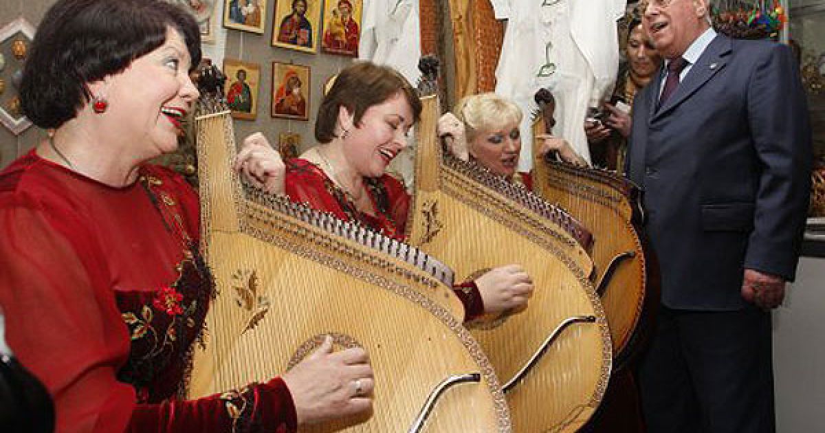 ...і заспівав з бандуристками. / © УНІАН