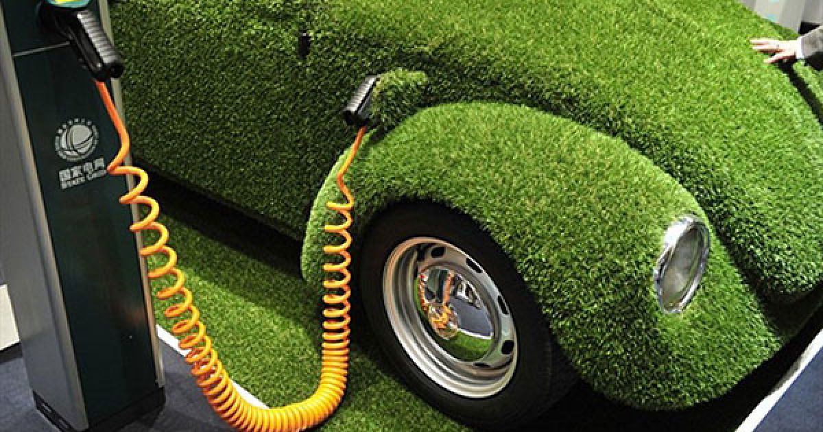 Німеччина, Ганновер. Автомобіль Volkswagen Beatle, вкритий зеленою травою, заправляється на технологічному ярмарку Hannover Messe 2011 у Ганновері. / © AFP