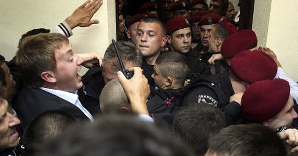 Бійці "Беркуту" під час бійки з депутатами від БЮТ в Печерському суді пошкодили декілька відеокамер. / © AFP