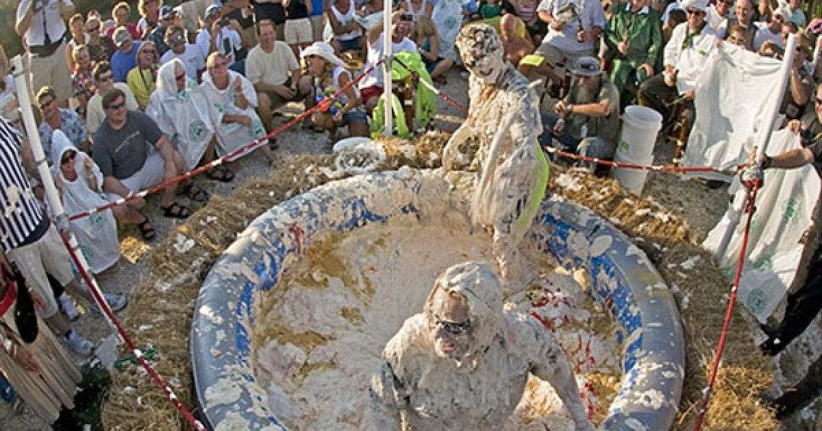 США, Маратон. У місті Маратон провели змагання з боротьби у кремі. Ці змагання є частиною відбіркового конкурсу на звання королеви майбутнього фестивалю Florida Keys. / © AFP