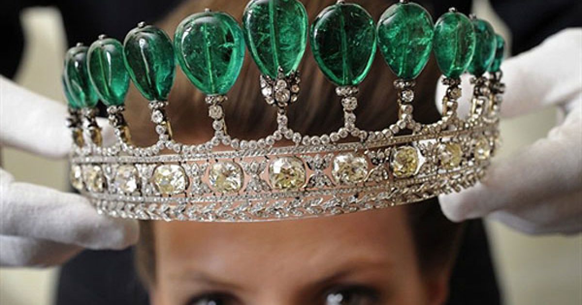 Швейцарія, Женева. Модель демонструє діадему зі смарагдів та діамантів під час прес-показу на аукціоні Sotheby&#039;s в Женеві. Діадему створили з 11 колумбійських грушоподібних смарагдів, вагою більше 500 карат, для принцеси Катаріна Хенкель фон Доннерсмарк. Очікується, що її продадуть за 5-10 млн доларів США. / © AFP