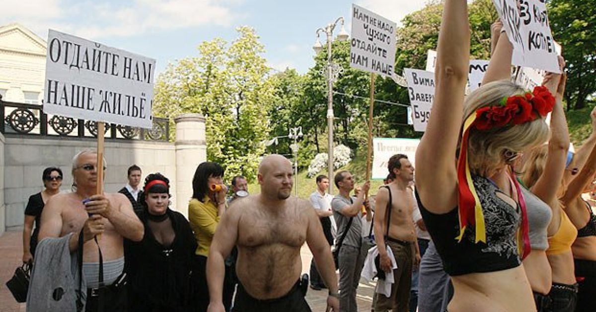 Рух FEMEN та ошукані інвестори будівництва провели в Києві акцію протесту перед Кабміном "Голі та ошукані" / © femen.livejournal.com