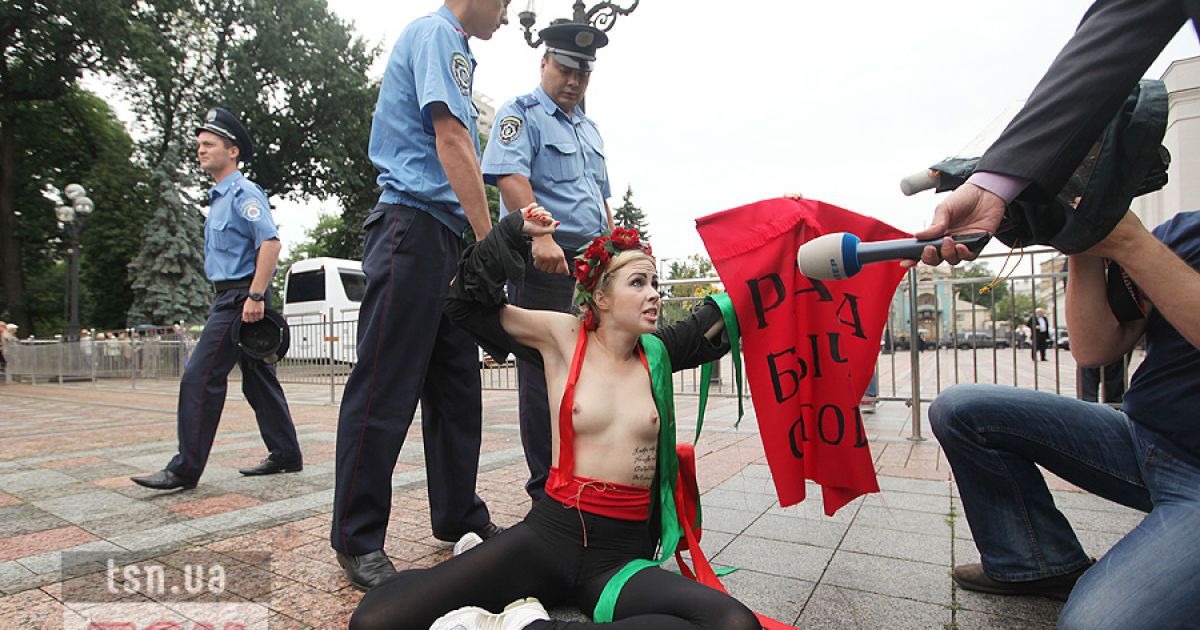 Активістки FEMEN влаштували під Верховною радою топлес-протест "Депутат, не бикуй!" проти пенсійної реформи.