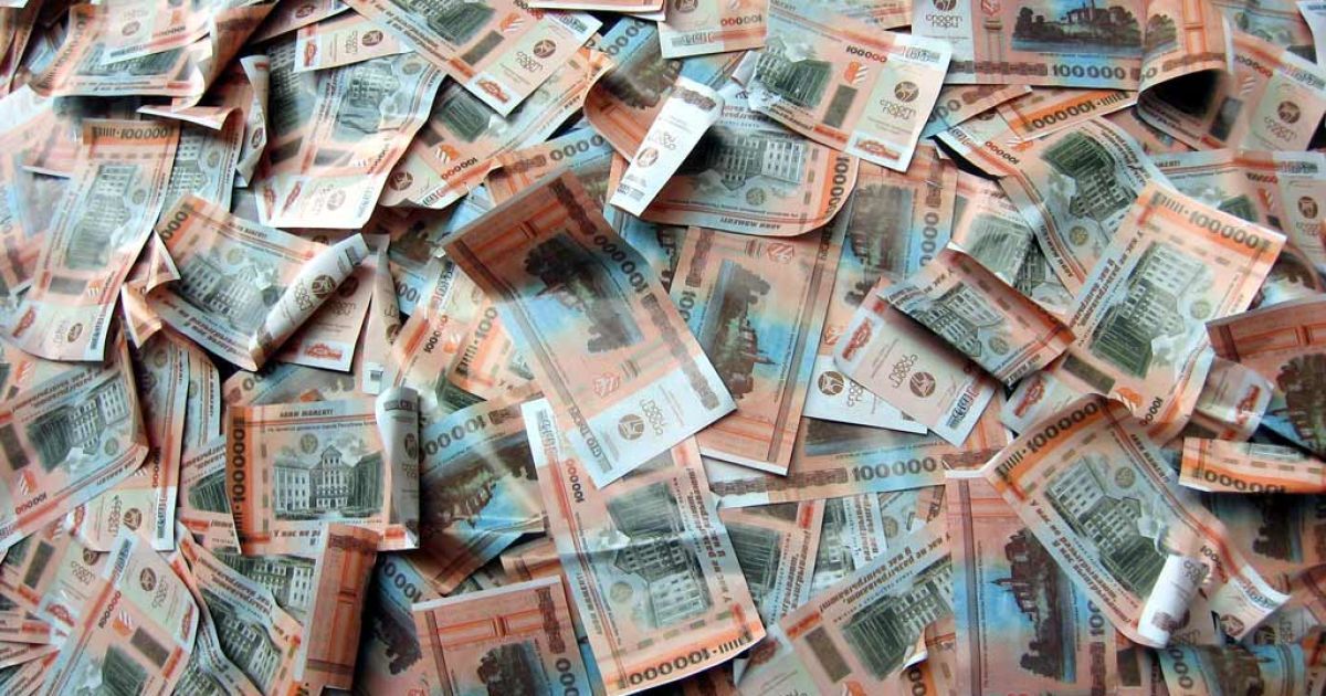 Білоруський рубль обвалився за день на 52%