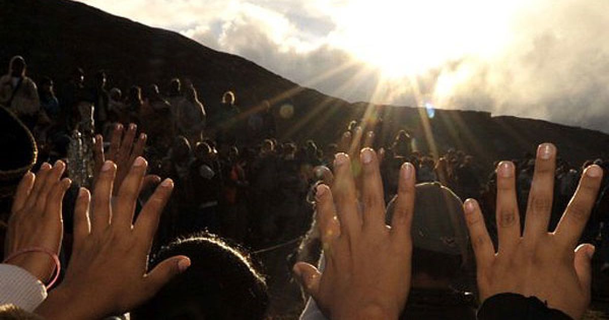 Болівія, Самайпата. Парафіяни піднімають руки до Сонця під час святкування Нового року Аймара на захід від міста Санта-Крус. / © AFP