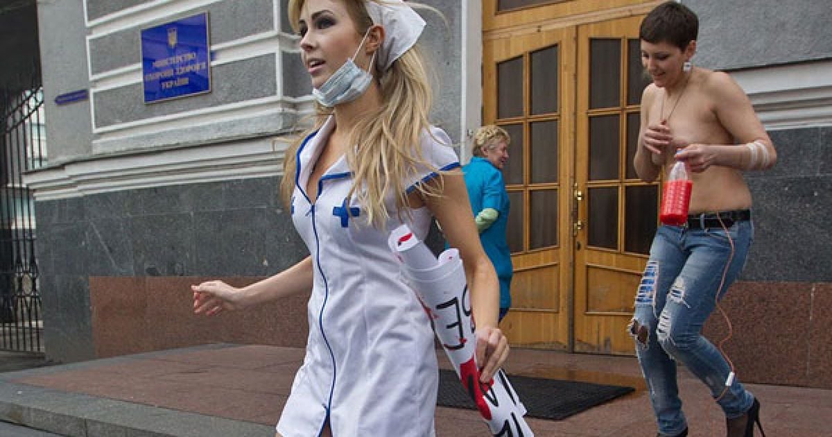 FEMEN вимагали від влади жорсткої розправи з медичною мафією і покращення медичного обслуговування. / © Жіночий рух FEMEN