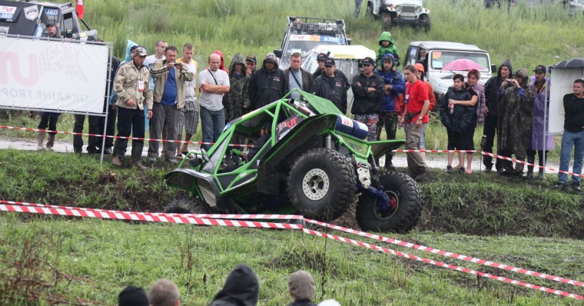ЛУАЗ-969 Януковича-молодшого був перероблений тюнінговою компанією спеціально для гонок. / © btr.ua
